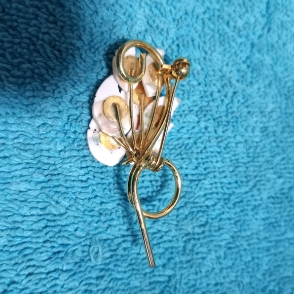 Elegant Goldtone and White Leaf Brooch Mother Of Pearl Vintage - Picture 3 of 4